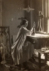Mabel Taliaferro työstämässä veistosta ateljeessaan, New York, noin 1916